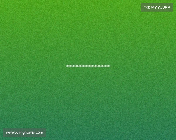 麦克托米奈西装搭配蓝白细条纹衬衫亮相温网帅气十足引领时尚潮流